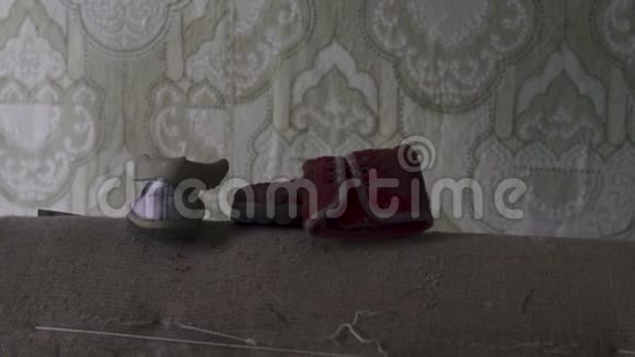 在乌克兰普里皮亚特切尔诺贝利废弃公寓的沙发上穿着儿童鞋视频的预览图