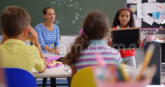 非裔美国女学生的正面视角解释教室里的石板视频的预览图