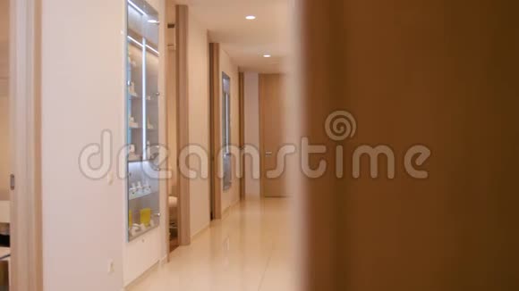 一位美容诊所的年轻女子走在走廊上视频的预览图