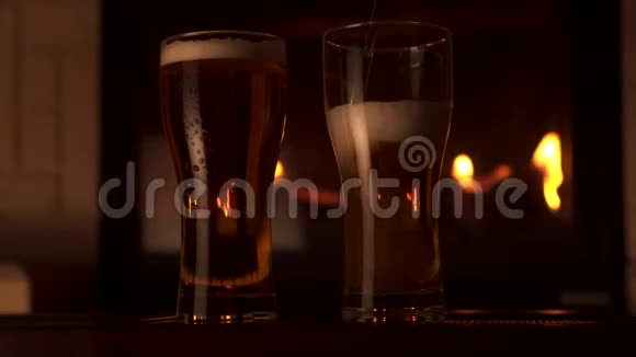 全镜头将新鲜工艺啤酒倒入透明的大玻璃壁炉背景视频的预览图