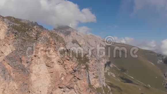 一群登山者在山顶上拉着绳子的空中射击视频的预览图