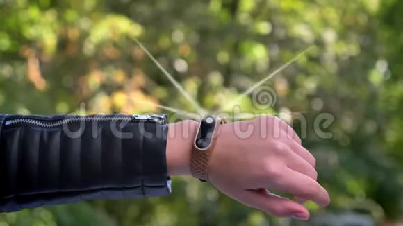 女运动员手呼朋友谁出现在全息图智能手表未来主义和科技绿色的树视频的预览图