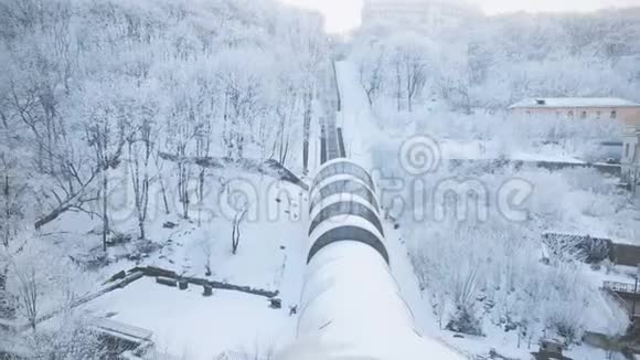 覆盖着白色冰冻树木的彩色圆形铁路视频的预览图