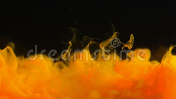 背景云中的橘色颜料墨汁喷入水中黑色水下烟雾运动近景视频的预览图