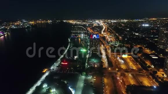 迷人的4k空中无人机全景飞行在河边公路上明亮的夜光费城城市景观视频的预览图