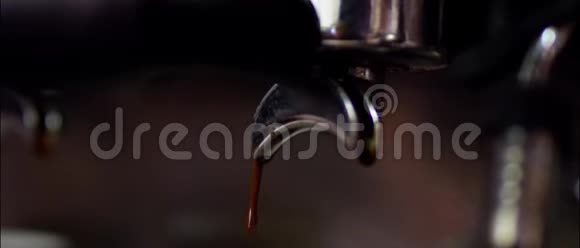 咖啡从头倒出来视频的预览图