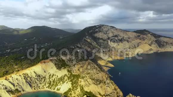 日落时鸟瞰伊比萨岛西角景色地中海Balearic群岛视频的预览图
