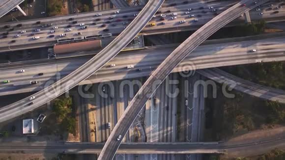 空中无人驾驶飞机全景飞行在繁忙的公路上多个车辆道路与交通水泥连接桥视频的预览图