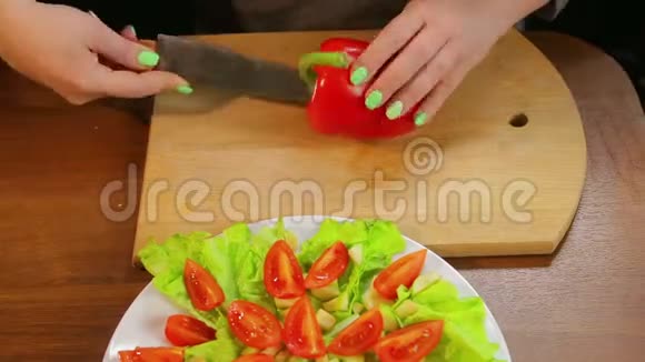 女性手用刀从核心清洗辣椒时间跨度视频的预览图