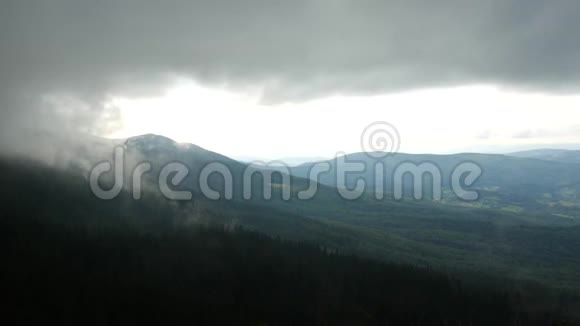 雾气笼罩山林景观视频的预览图