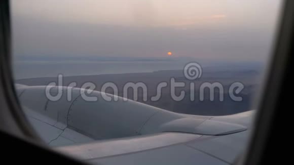 埃及沙漠日落时乘用飞机的窗口的景色视频的预览图