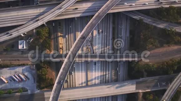 巨型空中无人机全景飞行在繁忙的高速公路多个车辆道路上与交通水泥连接桥视频的预览图