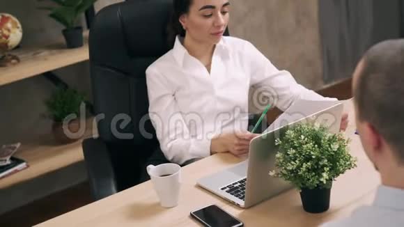 女经理雇用新员工视频的预览图