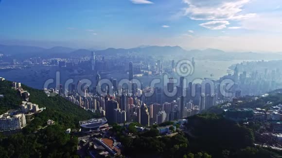宏伟的空中无人机城市景观全景香港城市建筑在寒冷的蓝天清晨的阳光视频的预览图