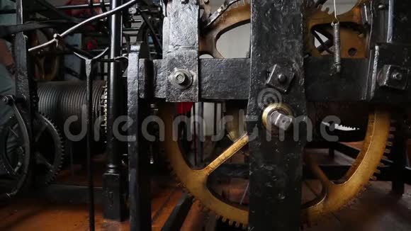 一种由古董钟楼钟机组成的机械工程概念图像视频的预览图