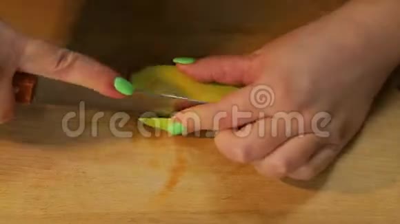女性手把牛油果切成块做沙拉时间跨度视频的预览图