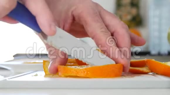 在厨房里把男人的手紧紧地放在一起准备一份橘子水果沙拉视频的预览图