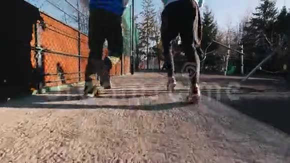 年轻人在运动场跑步后景双腿集中慢动作视频的预览图