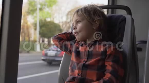 年轻的博音坐在明斯克市公共汽车视频的预览图