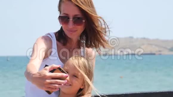 母女俩拍照自拍手机家庭爱情幸福娱乐和视频的预览图