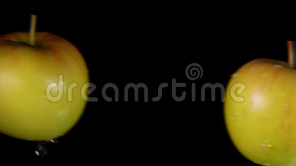 两个湿绿的苹果互相碰撞视频的预览图