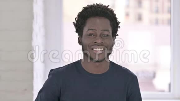 非洲裔美国青年男子展示大拇指肖像视频的预览图