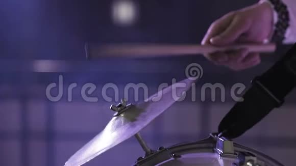 演奏中音乐家用棍棒敲击鼓视频的预览图