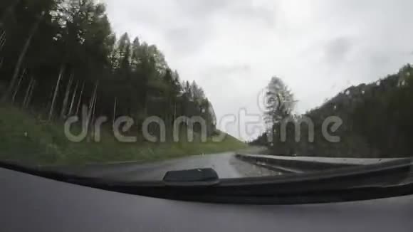奥地利阿尔卑斯山公路上驾车的录像视频的预览图