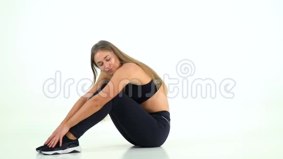 性感的金发女人坐在地板上摆姿势竖起大拇指视频的预览图