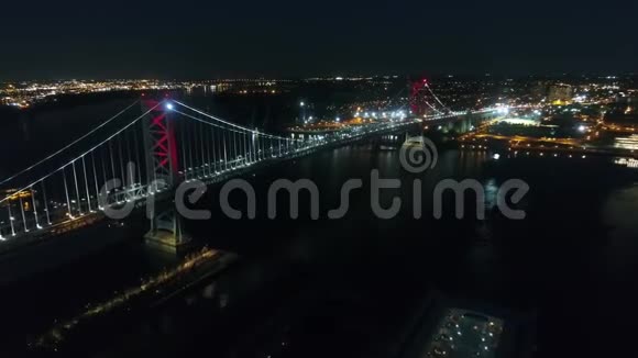 在华丽的4k空中城市景观中在夜间灯光照明下在大的现代费城市中心跨河大桥视频的预览图