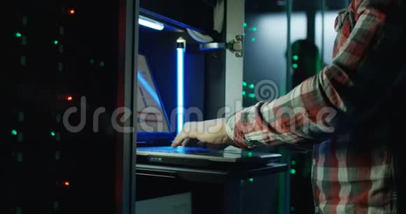 服务器机房的笔记本电脑操作员视频的预览图