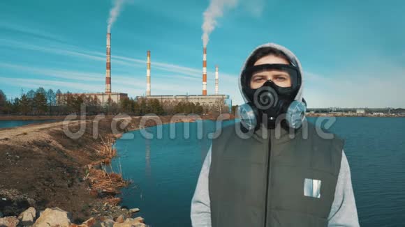 戴呼吸器或防毒面具的女孩的肖像背景烟来自水力发电的管道视频的预览图