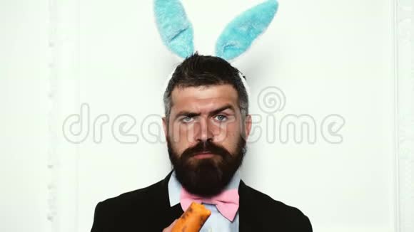 复活节假期的概念滑稽有趣英俊的男人穿在兔子耳朵上健康的观念复活节快乐有趣视频的预览图
