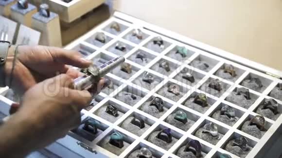珠宝商用测量棒测量宝石戒指的大小视频的预览图