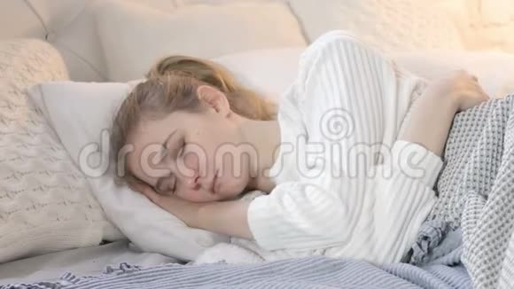 有攻击性思维的年轻女子躺在床上视频的预览图
