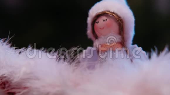 小天使在白色闪光的背景视频的预览图
