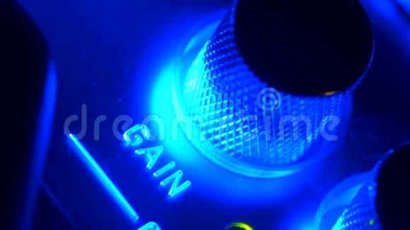 放大器声音控制面板上闪烁蓝光的闭合转动按钮增益视频的预览图