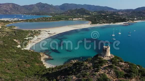 托雷迪PortoGiunco塔和西米乌斯海滩附近的维拉西米乌斯萨丁尼亚意大利从飞行无人机的视野波尔图视频的预览图
