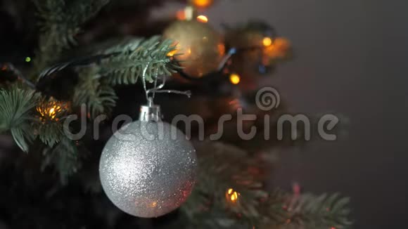 人工树枝银圣诞装饰球视频的预览图