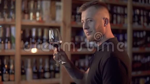 英俊的男性肖像在侧面捧酒杯人们崇拜酒精饮料视频的预览图