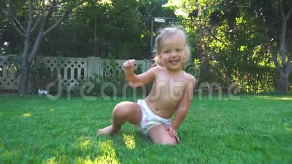 小女孩在草坪上慢动作玩得开心视频的预览图