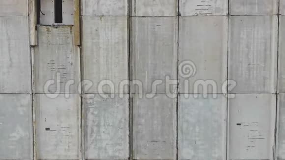 铁混凝土墙上的一排有锈斑的面板的天启后背景视频的预览图