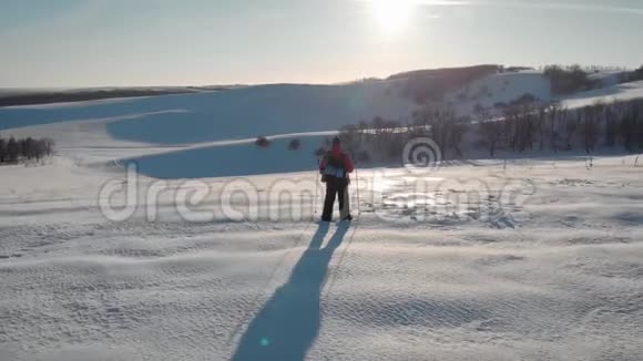 在美丽的冬季日落时分年轻人在雪山上徒步旅行带着长途跋涉的男性登山者视频的预览图