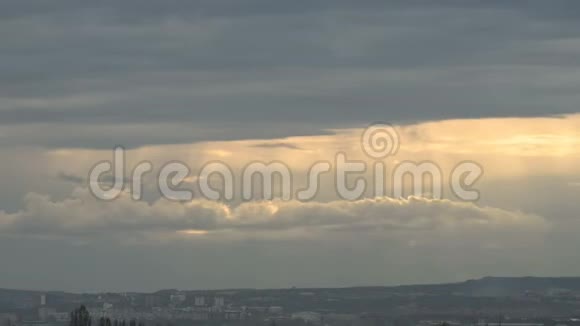 日落时分夕阳落在云后的时间点日落前的旋转的云低调视频的预览图