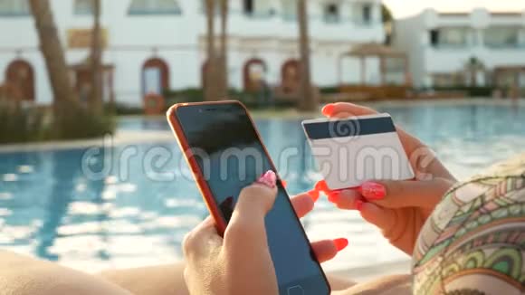 女人用信用卡和红色智能手机在线购物视频的预览图