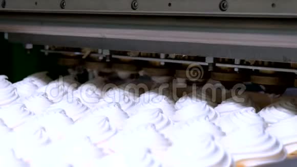 糖果厂生产机器和棉花糖视频的预览图