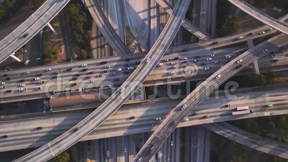 高空无人驾驶飞机在繁忙的高速公路上用交通水泥连接桥进行全景飞行视频的预览图