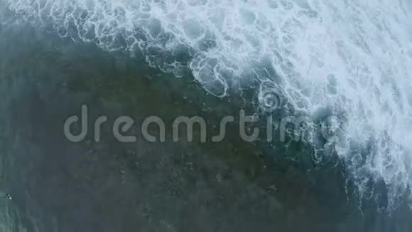 令人叹为观止的鸟大海的视野和泡沫的波浪特内里费西班牙空中景观视频的预览图
