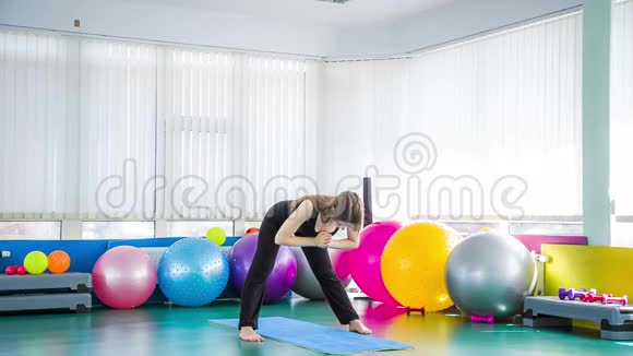 在健身房做瑜伽的女人视频的预览图