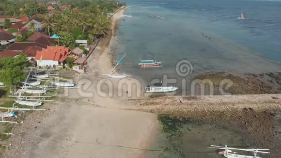 渔民在NusaPeida岛上的Sampalan村的村庄海滩印度尼西亚空中观景视频的预览图